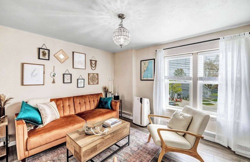 Algoma Apartment | Welcome to The Steele Magnolia! Completely renovated 2 bed/1ba plus bonus pull out futon couch