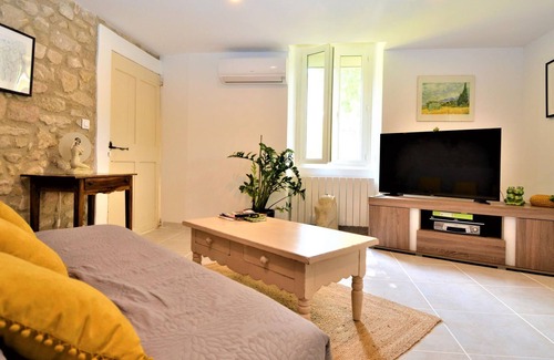 Crillon-le-Brave House | Welcome to this exceptional stone house with pool.