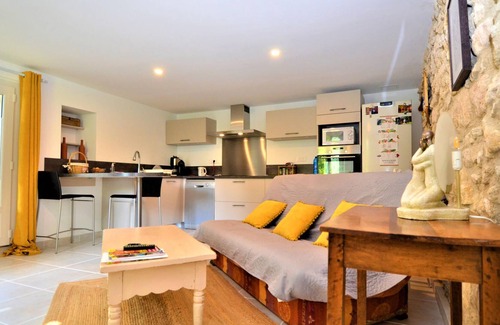 Crillon-le-Brave House | Welcome to this exceptional stone house with pool.