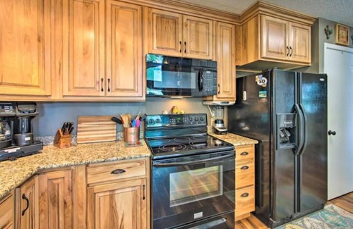 Berryville House | Welcome to Your Summer Retreat by the Lake!