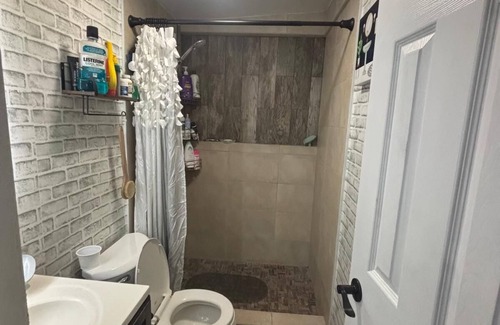 Hialeah Apartment | Welcoming 2 bedroom 1 bath cottage in large home with own entrance and parking