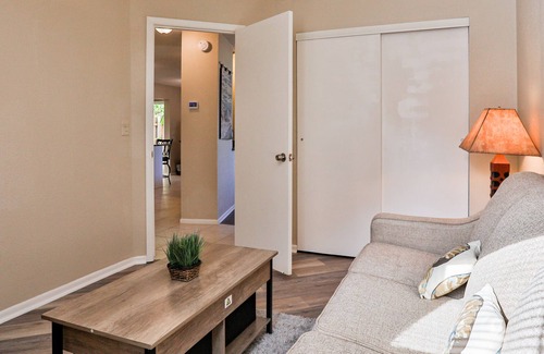 South Gate Ridge House | Welcoming home with enclosed yard, gas grill, bikes, deck, washer/dryer, and AC