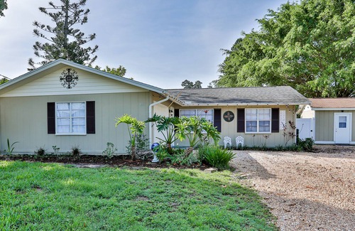 South Gate Ridge House | Welcoming home with enclosed yard, gas grill, bikes, deck, washer/dryer, and AC