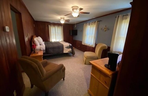 Stahlstown Hotel | Welcoming king bed studio suite with split bathroom. Close to hiking trails, ski resorts and family parks!