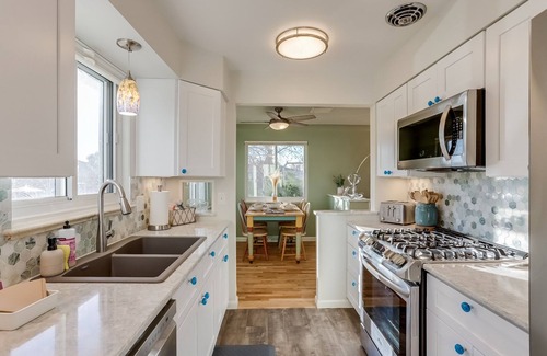 Aurora House | Well-Appointed Family Summer Home - King Bed - Close to DEN & Anschutz