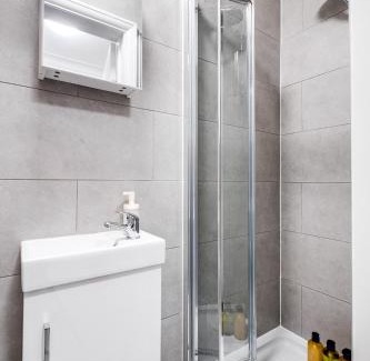 Hendon Apartment | Wembley NFL Studio, Free Parking, 25 min Central London, Premium Amenities, Book Xmas Now!