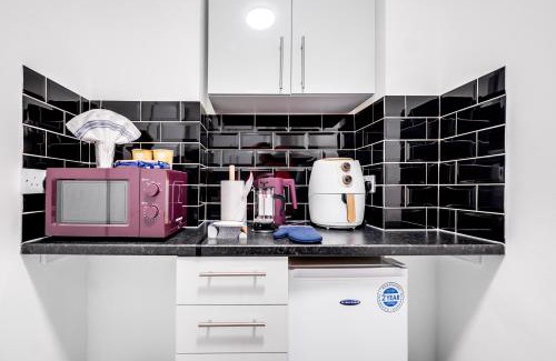 Hendon Apartment | Wembley NFL Studio, Free Parking, 25 min Central London, Premium Amenities, Book Xmas Now!