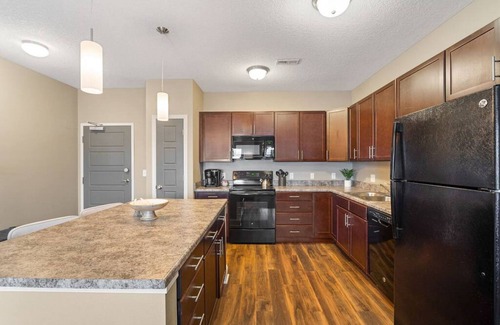 West Des Moines Apartment | West Des Moines- Garage Gym Pool Jordan Creek