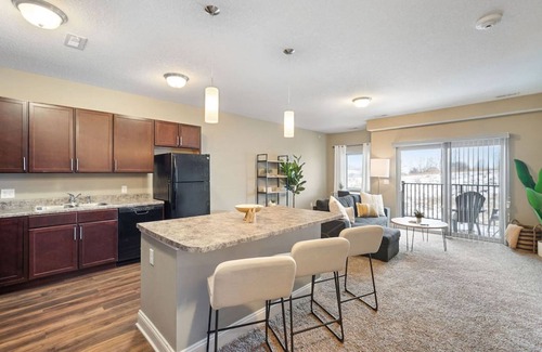 West Des Moines Apartment | West Des Moines- Garage Gym Pool Jordan Creek