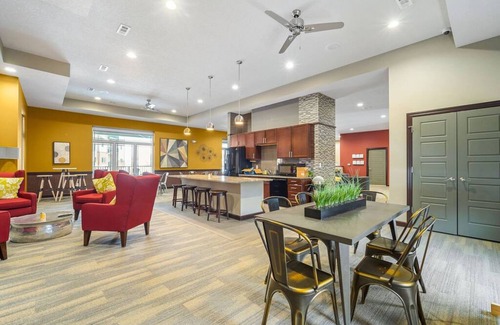 West Des Moines Apartment | West Des Moines- Garage Gym Pool Jordan Creek