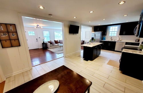 Woodbine House | West Elm Charm, 3 Minutes to Soccer Stadium & 5 Minutes to Broadway