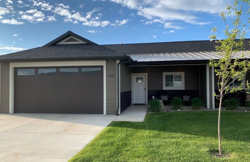 Rimrock House | West End Beautifully Furnished 2 Bedroom Townhouse