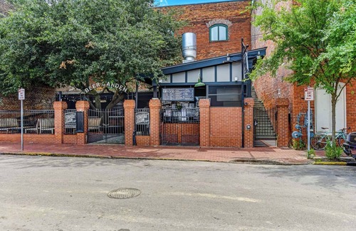 Historic District - North Apartment | West End Loft - Downtown 5 min Walk to River St