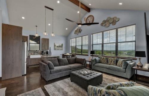 Fredericksburg House | West End Nest with Hot Tub!