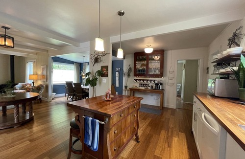 Pacific House | West End Retreat -Remodeled farmhouse, 1/2 mile to river