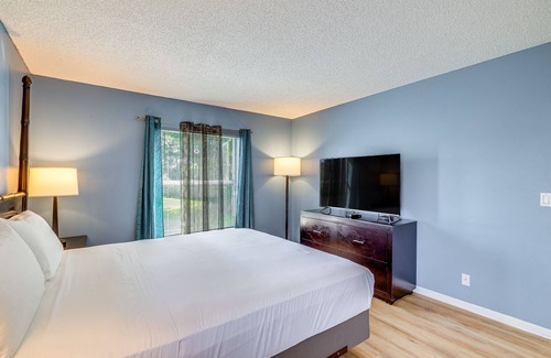 Greenacres Condo | West Palm Beach Condo ~ 8 Mi to Beach & Downtown!
