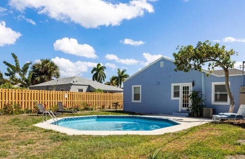 Poiciana Park II House | West Palm Beach Tropical Oasis