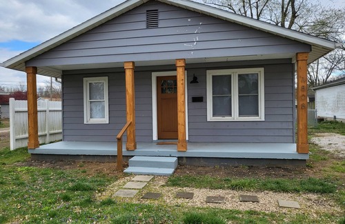 Evansville House | West Side Cottage - Cute 2 bed/1 bath, great for extended stays in Evansville!