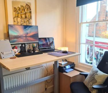 Wimborne Apartment | West Street Views #2 - Prime Location & Home office