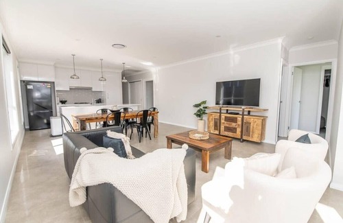 Borenore House | Westerly Drive - Brand New Home, Modern, Sleeps 8