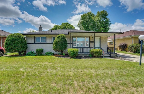 Westland House | Westland Home w/Yard ~ 20 Mi to Downtown Detroit!