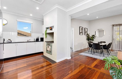 East Victoria Park Apartment | Westminster Cottage! Near Albany Hwy Cafe Strip!