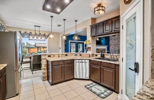 Alvin House | WF- Luxury 5BR w/Casita Pool Hot Tub Tiki Bar