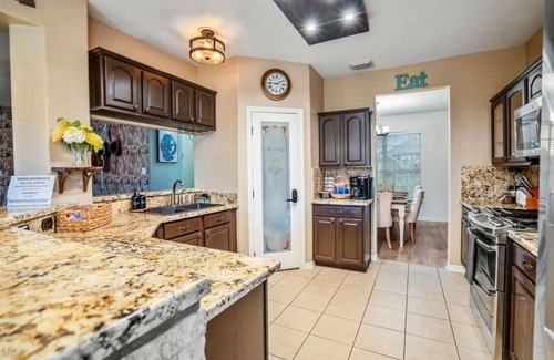 Alvin House | WF- Luxury 5BR w/Casita Pool Hot Tub Tiki Bar