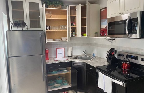 Poinsettia Heights Apartment | WFH: Real Desk & Office Chair, Redundant Wifi