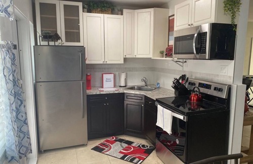 Poinsettia Heights Apartment | WFH: Real Desk & Office Chair, Redundant Wifi