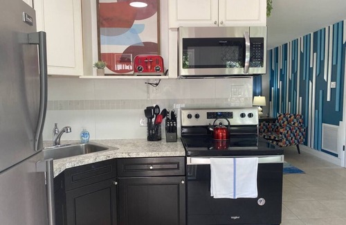 Poinsettia Heights Apartment | WFH: Real Desk & Office Chair, Redundant Wifi