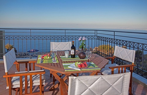 Likotinarea Villa | Where the Aegean blue speaks to your soul.