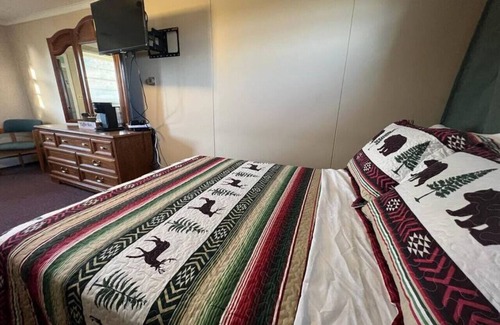Bonesteel Hotel | Whetstone Bay Lodge Room 6 - Sleeps 2