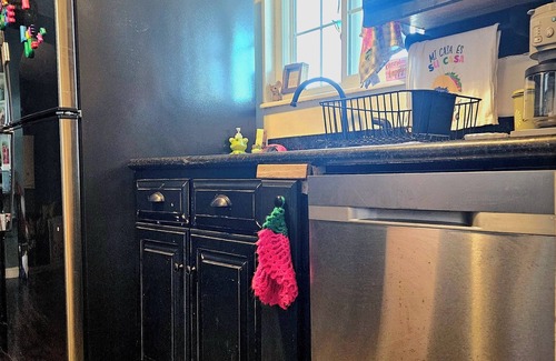 Midwest City Cottage | Whimsical 3 bd cottage for families and pets. Sleeps 7, free wifi/snacks