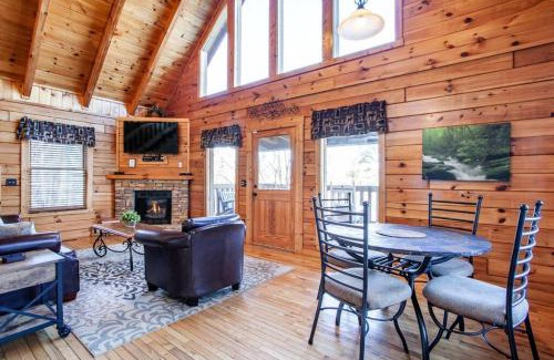 Gatlinburg House | Whisk A Way with Hot Tub, Pool Table and Jacuzzi