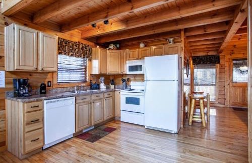 Gatlinburg House | Whisk A Way with Hot Tub, Pool Table and Jacuzzi