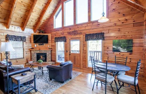 Gatlinburg House | Whisk A Way with Hot Tub, Pool Table and Jacuzzi