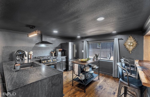Jefferson Cabin | Whiskey Barrel, Hot Tub, Waterfront, Pickleball & Game Room
