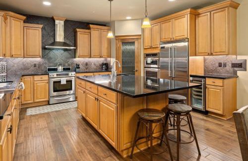 Cle Elum House | Whispering Pines Escape in Suncadia- Hot Tub, BBQ, Firepit, Fully Equipped Kitchen, Smart TVs, Hi-speed Wi-Fi