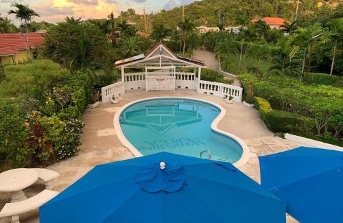 Runaway Bay Villa | Whistling Villa Runaway Bay