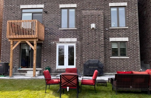 Whitby Apartment | Whitby Hideout - 3BR 5BD 3WR Pool Table Sauna close to Thermea SPA