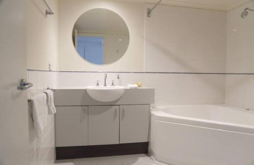 Hotham Heights Apartment | White Crystal 110