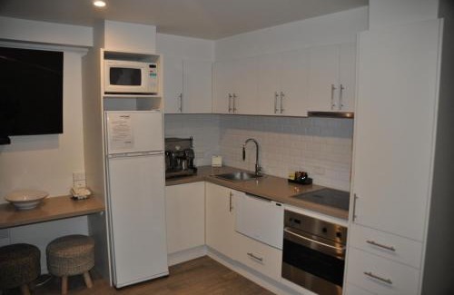 Hotham Heights Apartment | White Crystal Apartments