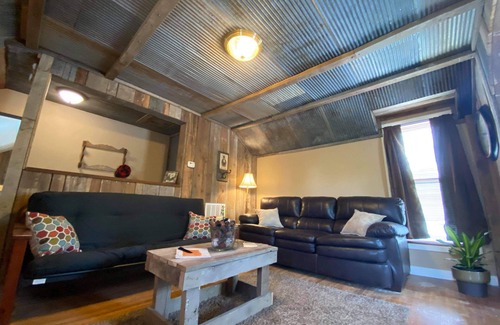 Brookfield Apartment | White House Lodge-Cabin Loft Studio