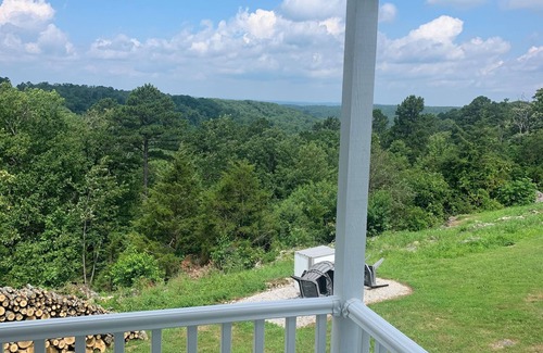 Eureka Springs Cabin | White Moon tiny cabin close to everything with Mountain View. No cleaning fees !