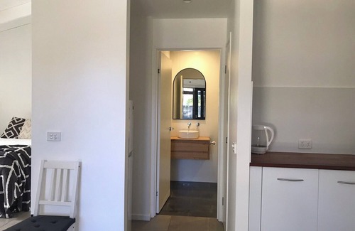 Suffolk Park Apartment | White Palms Surf Shack, 80m from the beach! Air-conditioned