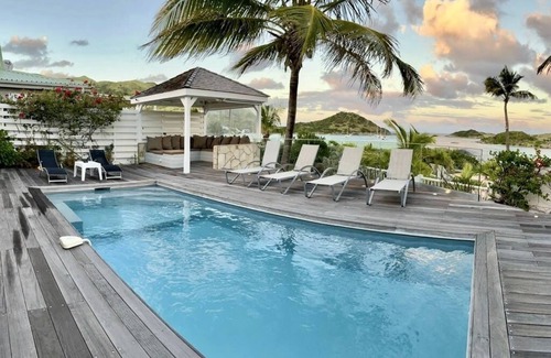 Cul de Sac Villa | WHITE PEARL, A seafront Caribbean Jewel in front of Pinel Island