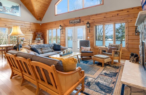 Seguin House | White Pines Lake Joseph Muskoka