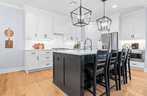 Waco House | White Retreat on Proctor - 2 Kings 4 Twins