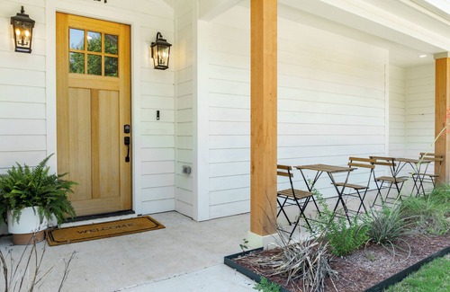 Waco House | White Retreat on Proctor - 2 Kings 4 Twins
